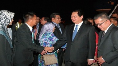  Thủ tướng tới Burnei dự Hội nghị Cấp cao ASEAN