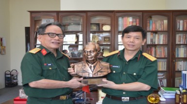 Cây đại thụ "ngát xanh thẳng đứng giữa trời thiên xuân"