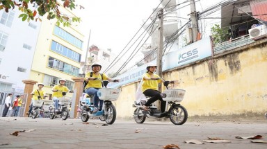  Sinh viên đi xe đạp điện cổ vũ phong trào sống xanh