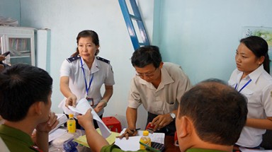 Kiểm tra công ty bị tố cung cấp thực phẩm bẩn cho hàng ngàn học sinh