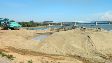  Cần xử lý triệt để tình trạng khai thác cát trái phép dọc sông Cầu