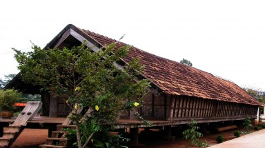   Nhà sàn dài truyền thống của đồng bào dân tộc Êđê (Đắk Lắk) có nguy cơ bị "xoá sổ"