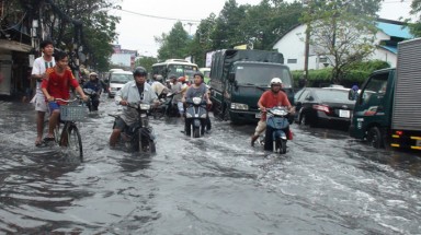   Thời tiết ngày 23/10: Mưa to kéo dài kết hợp với triều cường gây ngập úng ở Nam Bộ