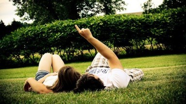  Nhận biết anh chàng yêu bạn chung thủy