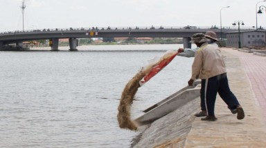  Du lịch trên dòng kênh đầy… rác?