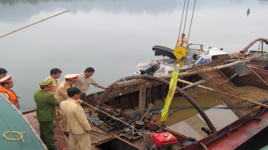  Khởi tố vụ cát tặc hút cát trái phép trên sông Đuống