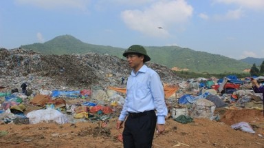   Tân Bí thư Đà Nẵng Nguyễn Xuân Anh "vi hành" bãi rác Khánh Sơn