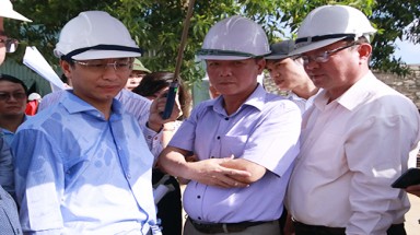  Tân Bí thư Đà Nẵng Nguyễn Xuân Anh thị sát điểm nóng sông Phú Lộc