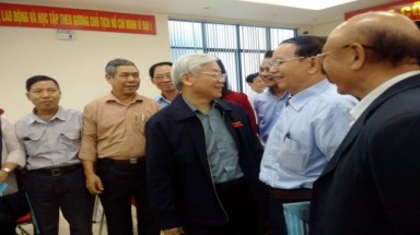   Tổng Bí thư tiếp xúc, cử tri nêu 2 tòa nhà "xây trên vỉa hè"