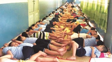   TP. HCM: Học sinh "xếp cá mòi" ngủ trưa ngay lối đi