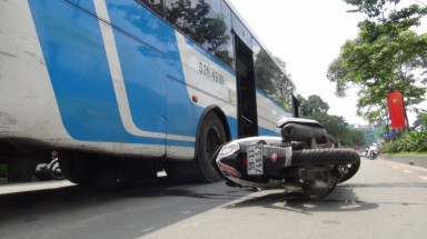  TP HCM: Xe buýt lại cán chết người trên đường Trần Quốc Hoàn