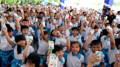  Quỹ sữa Vươn cao Việt Nam và Vinamilk tiếp tục trao tặng sữa cho trẻ em tại Cần Thơ