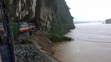   Ách tắc do mưa lũ, 22 đoàn tàu nằm chờ