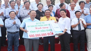 Chủ tịch Quỹ Hỗ trợ xây dựng môi trường xanh Việt Nam tặng 500 triệu đồng cho tỉnh Hậu Giang 