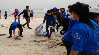  Tuổi trẻ Quảng Bình ra quân làm vệ sinh bờ biển 