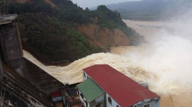  Thủy điện Hố Hô mở hết cửa xả lũ là tại trời