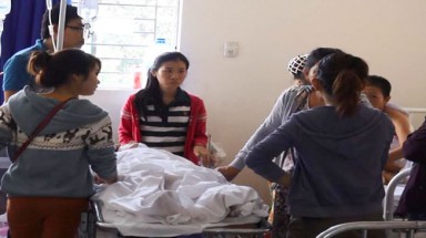   Các cô gái bị tạt a xít giữa trung tâm thành phố