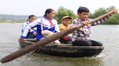  Học trò 13 tuổi chèo thuyền nan đưa các bạn đi học