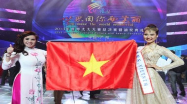  Hoa hậu để sai tên Việt Nam, cầm Quốc kỳ ngược: Nỗi nhục Quốc thể!