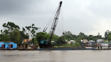  Lo sạt lở vì khai thác cát