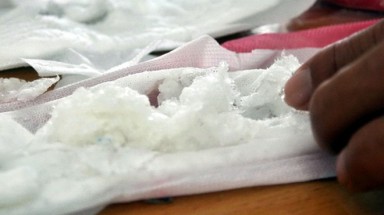   Bắt giữ hơn 2 tấn băng vệ sinh chứa hạt lạ