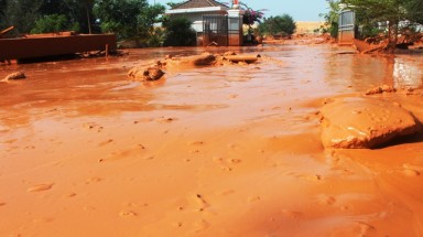 Bình Thuận: Vỡ bờ moong khai thác titan "lũ" bùn đỏ tràn lênh láng