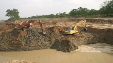  Khai thác cát quá mức làm sạt lở đất canh tác hai bên bờ sông Lô