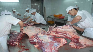  Ồ ạt nhập khẩu thịt là do thông lệ quốc tế ?