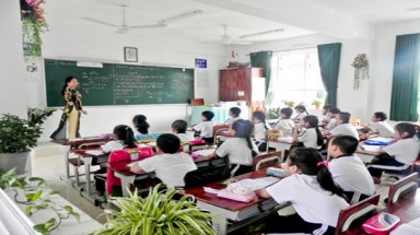  Chăm chút mảng xanh trong trường học