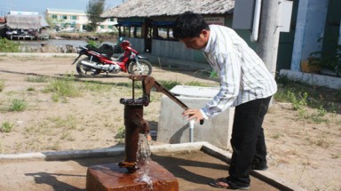 Khu dân cư thiếu nước sạch còn trạm cấp nước thì bị bỏ hoang