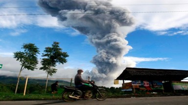  Indonesia: Hơn 10.000 dân sơ tán tránh núi lửa