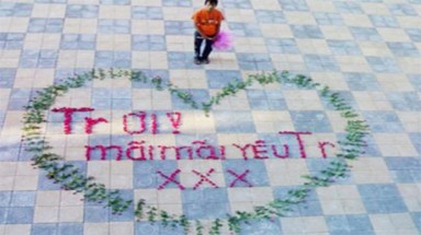 Nữ sinh phát hoảng vì "bị" tỏ tình chốn công cộng