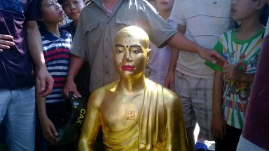  Hà Nội:Dân bức xúc vì trụ trì rước tượng mình vào chùa