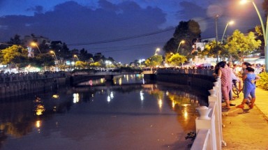  Phát hiện xác người , "cần thủ" đổ cá xuống kênh