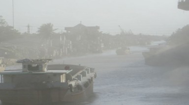  Người dân thị trấn Kiên Lương (Kiên Giang) khổ vì sống chung với khói bụi xi măng