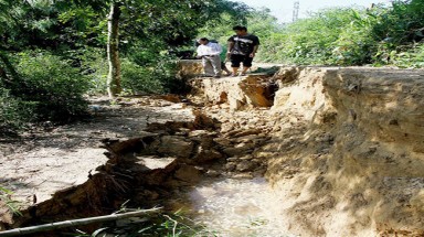  Quảng Trị: sạt lở nặng bờ sông Nhùng do cạn nước 
