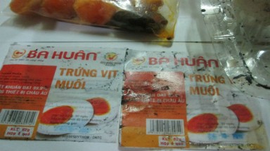  Lotte Mart bán trứng vịt muối Ba Huân mới sản xuất đã bốc mùi thối