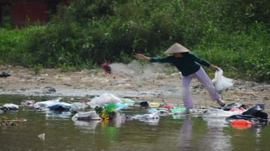  Long An: Công an mai phục bắt... người vứt rác bậy!