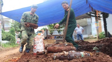  Đắk Lắk: Phát hiện 80 quả đạn 105 ly trong khu dân cư 