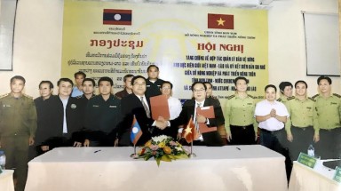   Việt Nam và Lào hợp tác ngăn chặn buôn bán gỗ và động vật hoang dã bất hợp pháp xuyên biên giới