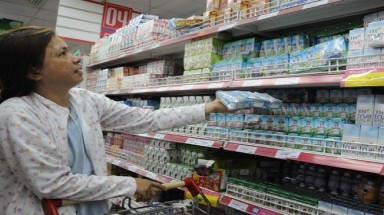  Sữa độc, sữa xúc bằng xẻng hại trẻ em Việt