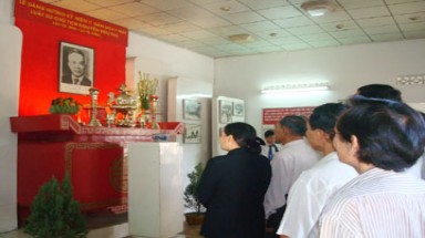  Dâng hương tưởng niệm Luật sư - Chủ tịch Nguyễn Hữu Thọ