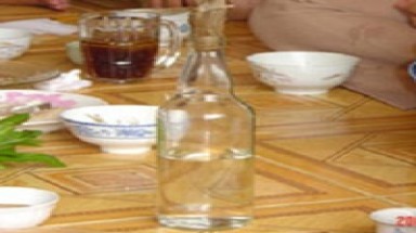  Hò hét, ép rượu: Tâm lý đám đông tệ hại 