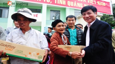  Vinamilk cùng với Bộ Y Tế hỗ trợ người dân vùng lũ Quảng Ngãi