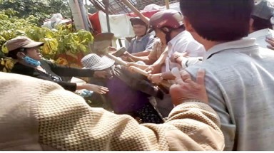  Kon Tum:Chánh thanh tra bổ cuốc vào dân vẫn làm việc bình thường