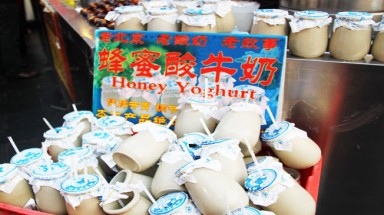 Ăn sữa chua tẩm thuốc độc, 19 học sinh nhập viện