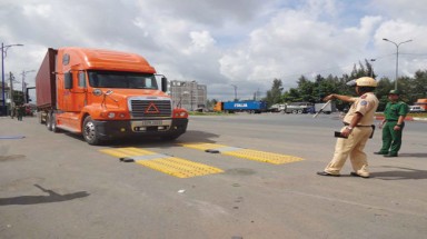   Siết chặt quản lý kinh doanh vận tải và kiểm soát tải trọng xe 