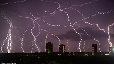  Những khoảnh khắc thiên nhiên nổi giận dưới ống kính của "người đi săn bão"