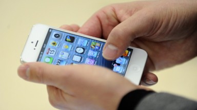  Vào cây xăng lừa cắm iPhone rởm lấy 3 triệu đồng