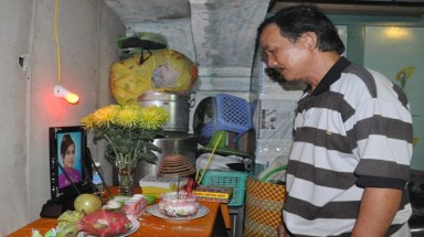   Mua nợ vé máy bay sang Hàn Quốc đưa hài cốt con gái về